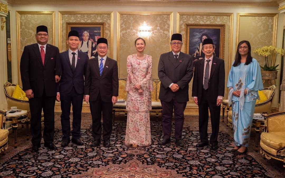 MENGHADAP DYMM RAJA PERMAISURI PERAK DARUL RIDZUAN TUANKU ZARA SALIM
