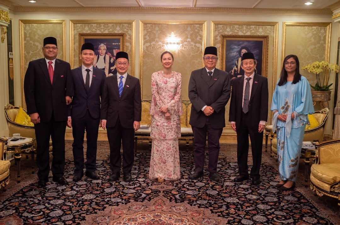 MENGHADAP DYMM RAJA PERMAISURI PERAK DARUL RIDZUAN TUANKU ZARA SALIM